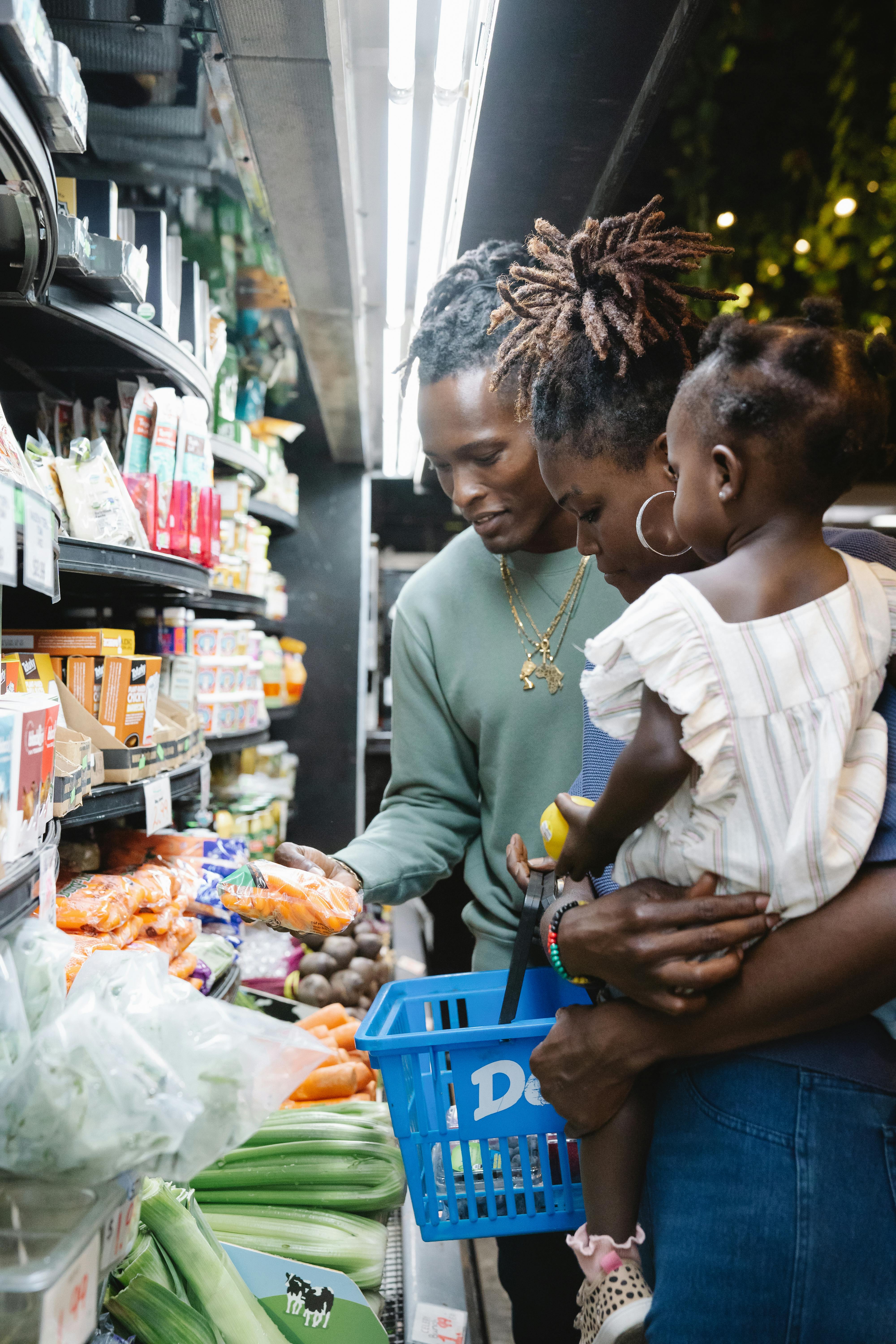 Clients faisant des achats de fruits et legumes
